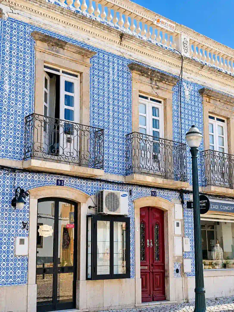 Fachada de azulejos portugueses de Tavira 