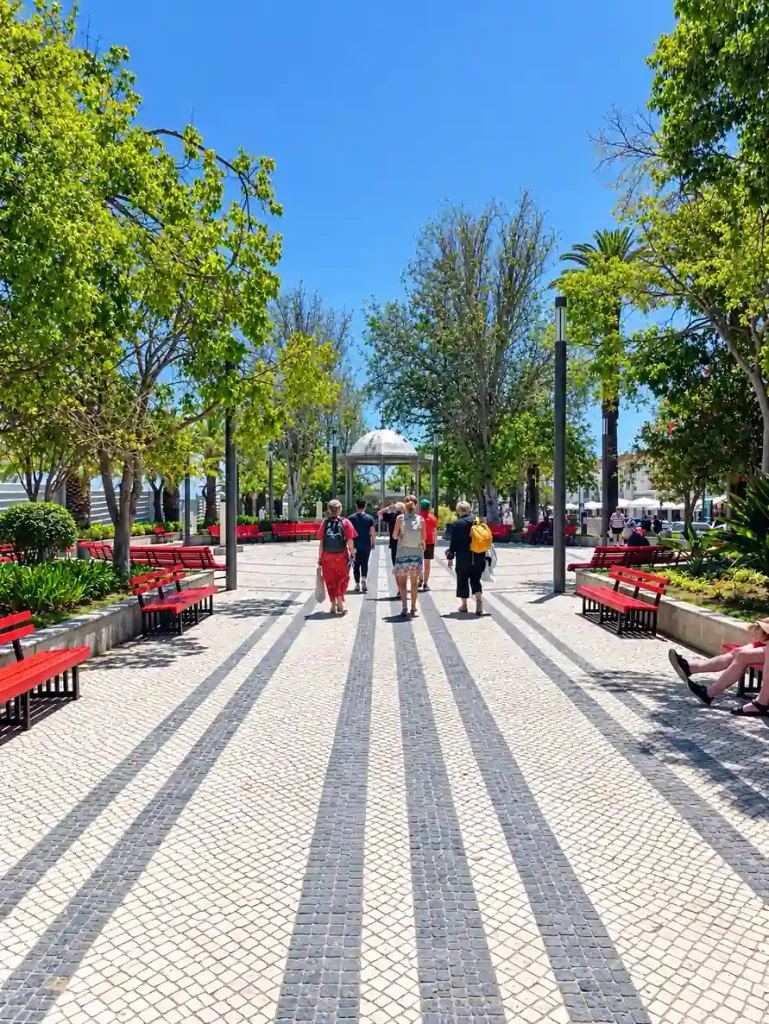 Pasear por el Jardín do Coreto junto al río Gilão, Tavira.